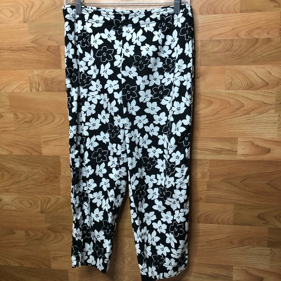 Crossroads Petite Stretch 10 Capris Black & White - Picture 1 of 8